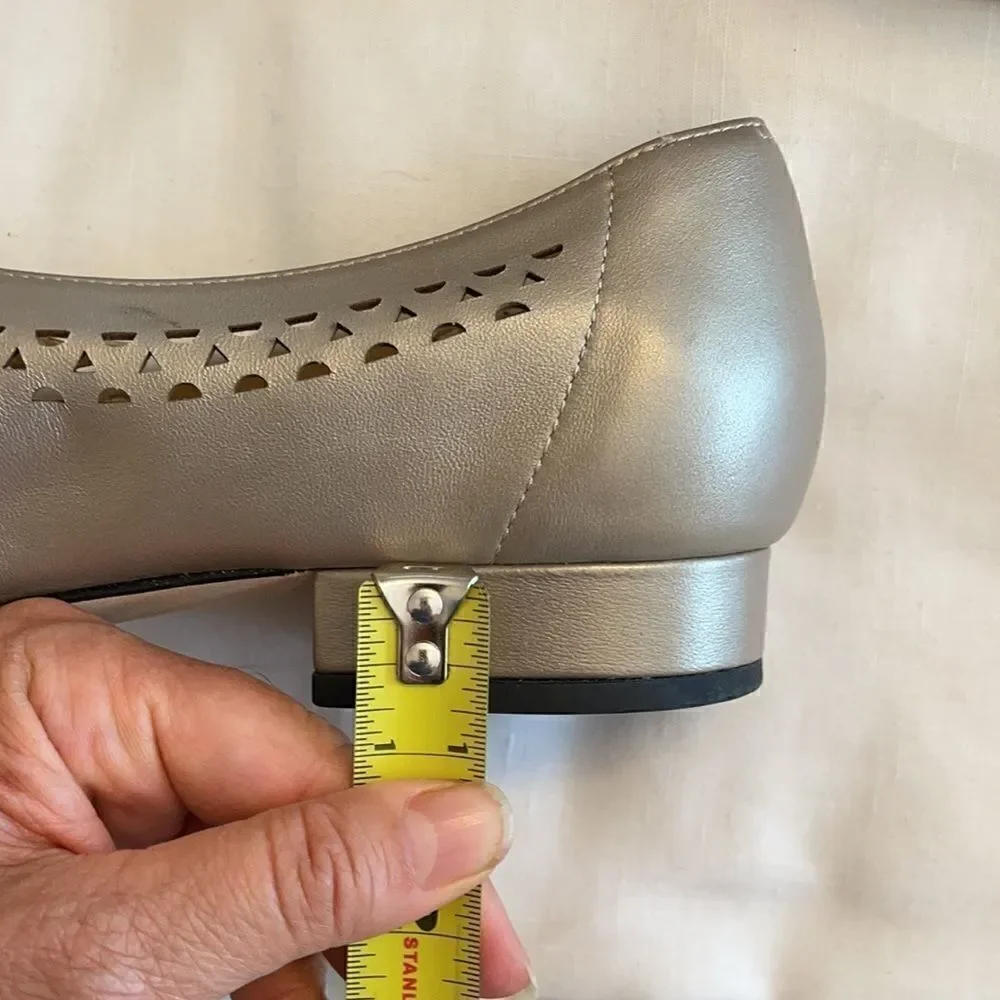 VANELI PEARLY OPAL TAN FLATS.  NEW